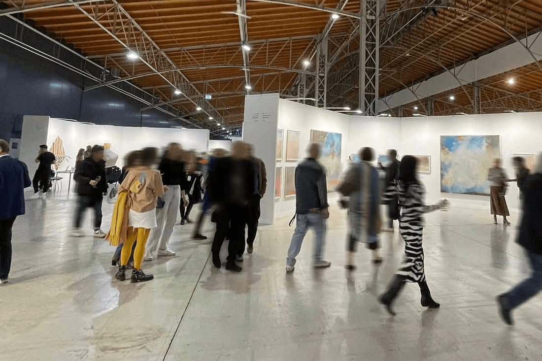 Kunstmarkt Wien – Ausstellung mit Besuchern in Galeriehalle
