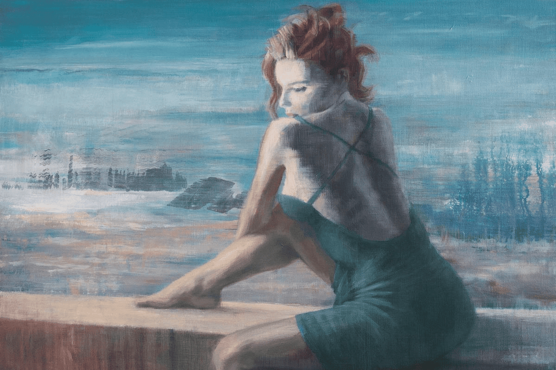 Ölgemälde „Northern Star“ von Harry Ergott, Öl und Acryl auf Leinwand. Frau in türkisfarbenem Kleid sitzt vor einer Meereslandschaft